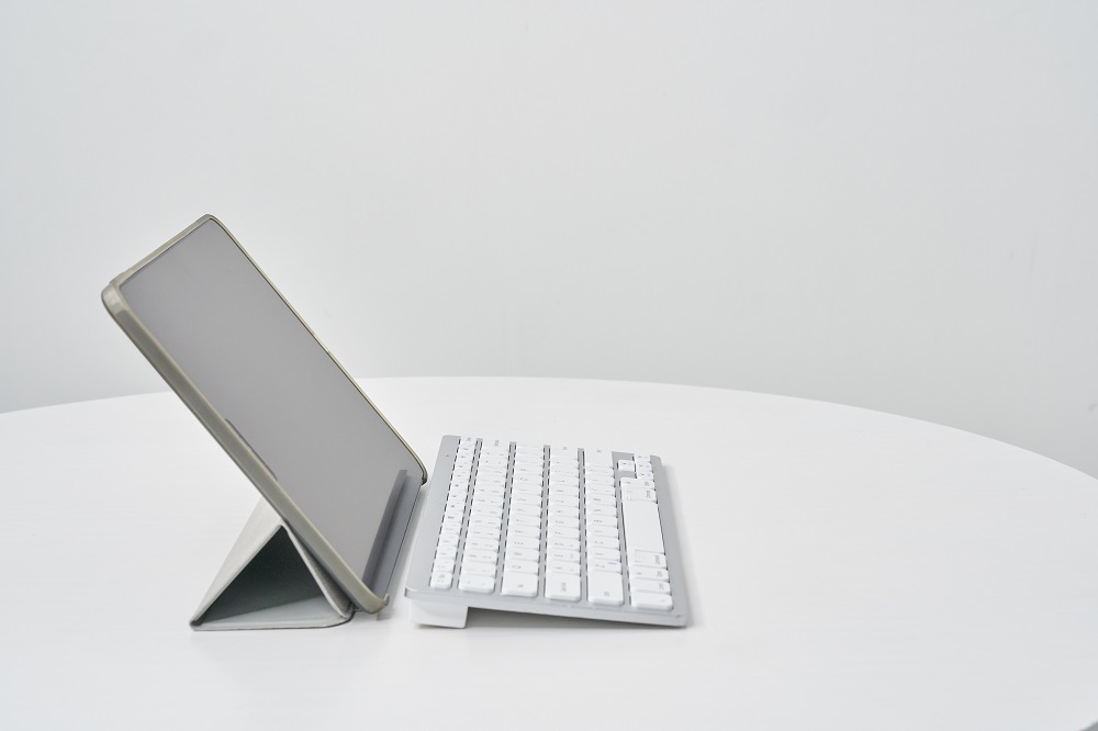 Klawiatury Bluetooth do tabletów a praca zdalna – jak wybrać idealny model