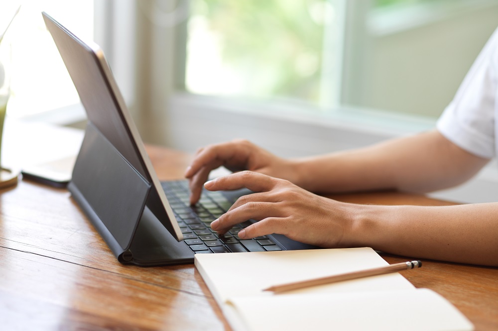 Dlaczego warto mieć klawiaturę do tabletu? Zalety korzystania z fizycznej klawiatury.
